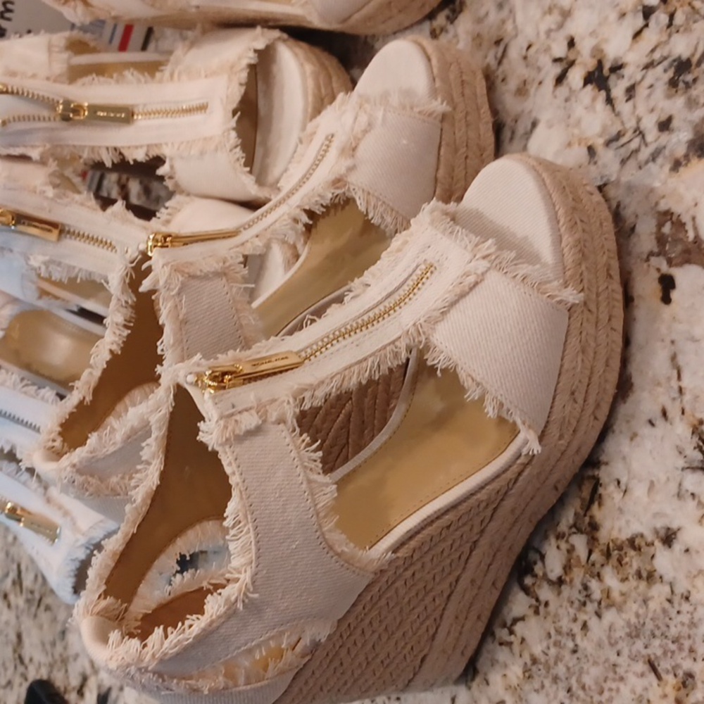 NEW Michael Kors Women's Berkley Wedge Sandals Cream Color Fringed Denim SZ 10 - Picture 4 of 16